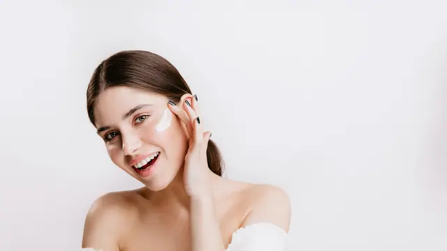 Potret Perempuan Merawat Wajahnya