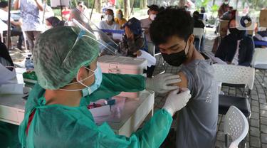 Vaksinasi COVID-19 di Taman Dadap Merah