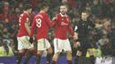 Bek Manchester United, Luke Shaw (kanan) berselebrasi dengan rekan setimnya setelah mencetak gol ke gawang Bournemouth pada pertandingan lanjutan Liga Inggris di Old Trafford di Manchester, Inggris, Rabu (4/1/2023). Tambahan tiga poin membuat MU kukuh di posisi keempat klasemen Liga Inggris dengan 35 poin. (AP Photo/Dave Thompson)