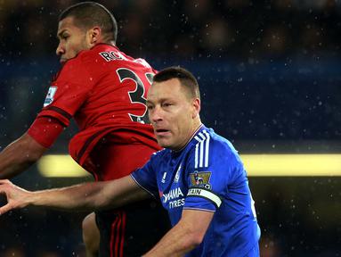 Pemain West Bromwich Albion, Salomon Rondon (kiri) dan pemain Chelsea, John Terry melakukan duel pada lanjutan Liga Premier Inggris di Stadion Stamford Bridge, Chelsea, Kamis (14/1/2016) dini hari WIB. (EPA/Sean Dempsey)
