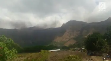 Gempa berkekuatan 6,5 SR di Lombok Timur akibatkan lereng gunung Rinjani longsor.
