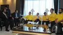 Golkar kubu Agung Laksono mendatangi kantor DPP Partai Nasdem di Gondangdia, Jakarta Pusat, Rabu (11/3/2015). Tujuan kedatangan mereka untuk membahas kemungkinan bergabung dengan koalisi pendukung pemerintah (Liputan6.com/Herman Zakharia)