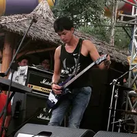 Pemeran Fahri bin Abdillah dalam film Ayat-ayat Cinta 2, Fedi Nuril akan merilis album baru. Sebelum dikenal sebagai bintang film, Fedi juga sibuk bersama bandnya Garasi. (Instagram/fedinuril)