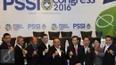 Ketua Umum PSSI, Edy Rahmayadi (tengah) berfoto bersama usai penutupan kongres biasa di Jakarta, Kamis (10/11). Edy Rahmayadi menjadi Ketua Umum PSSI 2016-2020 setelah meraih suara 76 dari 107 pemilik hak suara. (Liputan6.com/Helmi Fithriansyah)