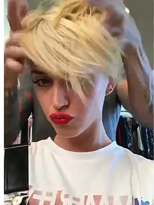 Keputusan Katy untuk memotong dan mengubah gaya rambutnya ini berlangsung dua hari setelah dirinya mengakhiri hubungan dengan Orlando Bloom yang sudah terjalin kurang dari satu tahun. (doc.dailymail.com)