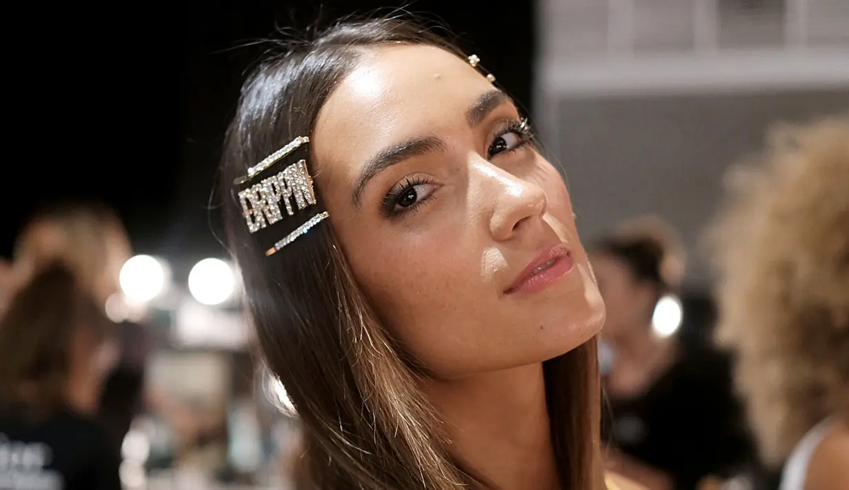 Model berpose di belakang panggung untuk peragaan busana Baes & Bikinis selama Miami Swim Week 2019 di The Paraiso Tent di Miami Beach, Florida (14/7/2019). Miami Swim Week menampilkan pakaian renang yang berlangsung 11 - 16 Juli 2019. (AFP Photo/Jason Kempin)