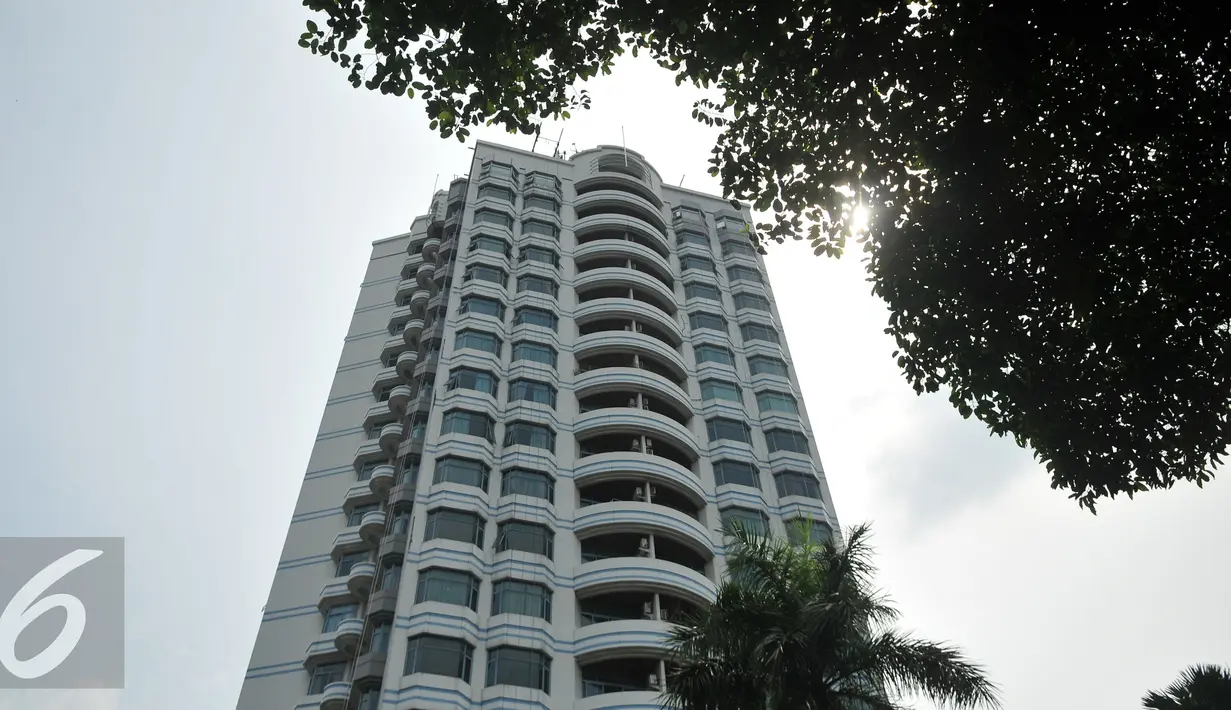 Penampakan luar Apartemen Parama di Jalan TB Simatupang, Cilandak, Jakarta, Selasa (16/8). Apartemen tersebut telah disegel Pemprov DKI Jakarta, karena telah melanggar aturan dengan mengizinkan penghuni menempati apartemen. (Liputan6.com/Gempur M Surya)