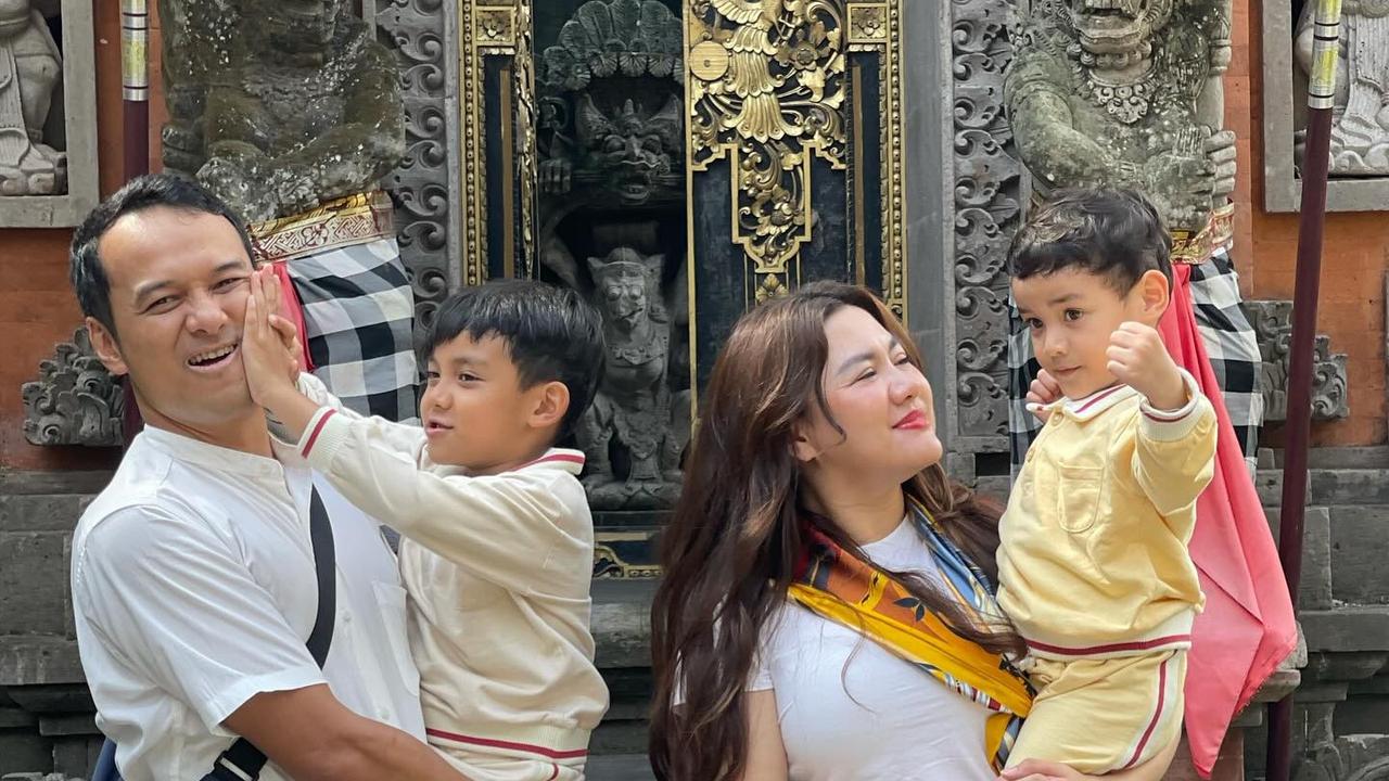 Potret Vicky Shu dan Keluarga Liburan di Bali