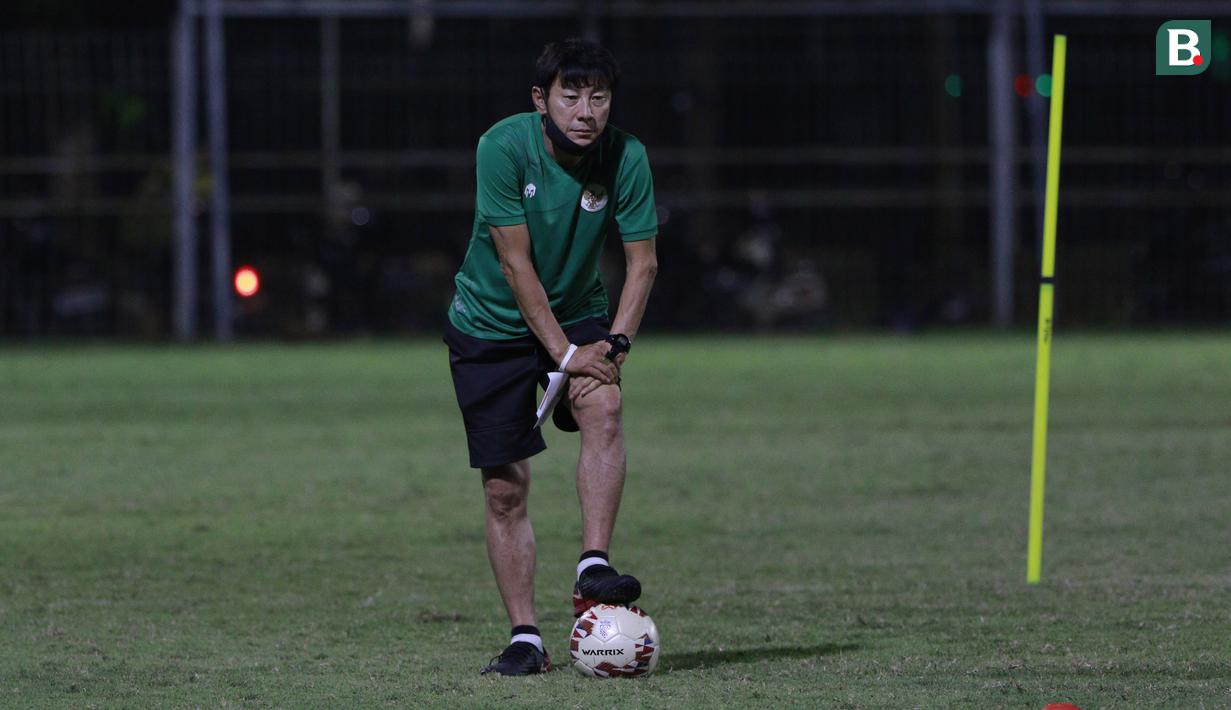 Pelatih Timnas Indonesia, Shin Tae-yong, mengamati anak asuhnya saat sesi latihan di Lapangan B Senayan, Jakarta, Selasa (9/11/2021). (Bola.com/M Iqbal Ichsan)