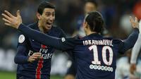 Angel Di Maria (kiri) mendapat sambutan dari striker Paris Saint-Germain, Zlatan Ibrahimovic, setelah mencetak gol ke gawang Olympique Marseille, pada laga lanjutan Ligue 1, Senin (8/2/2016) dini hari WIB, di Stade Velodrome. Gol tersebut menjadi penentu 