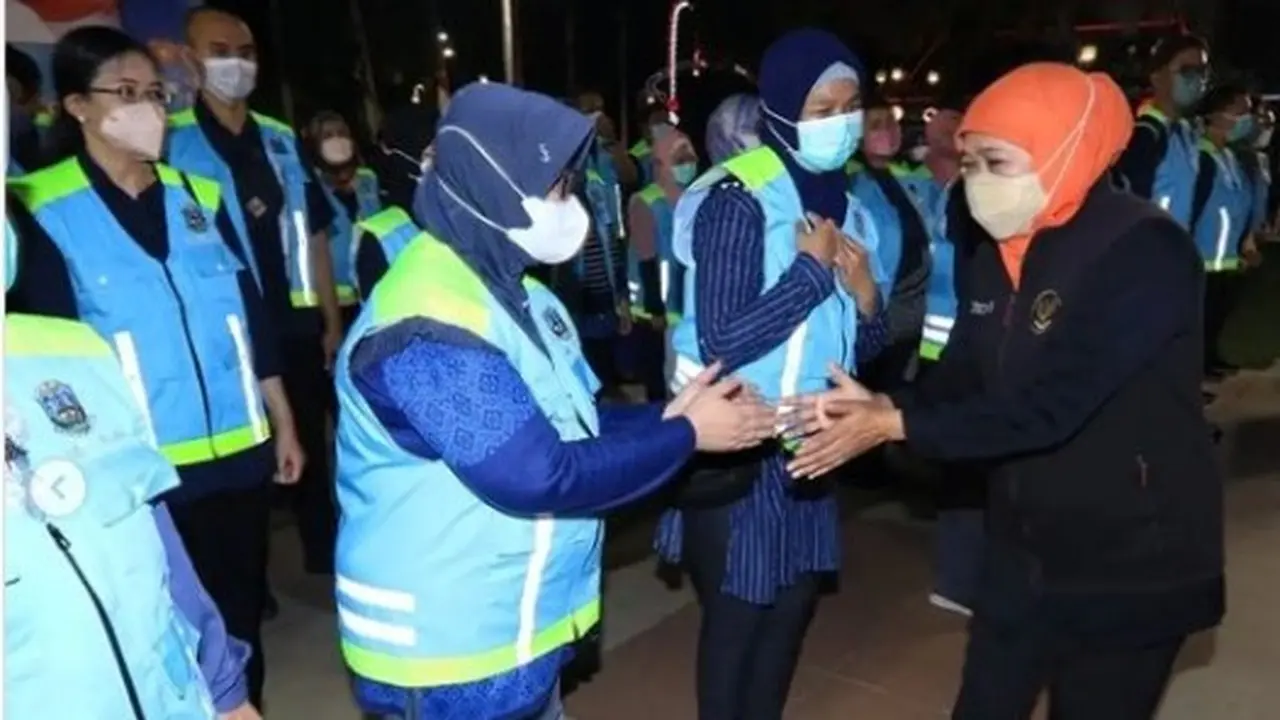 Khofifah melepas tenaga medis ke pulau Kangean Sumenep. (Istimewa)