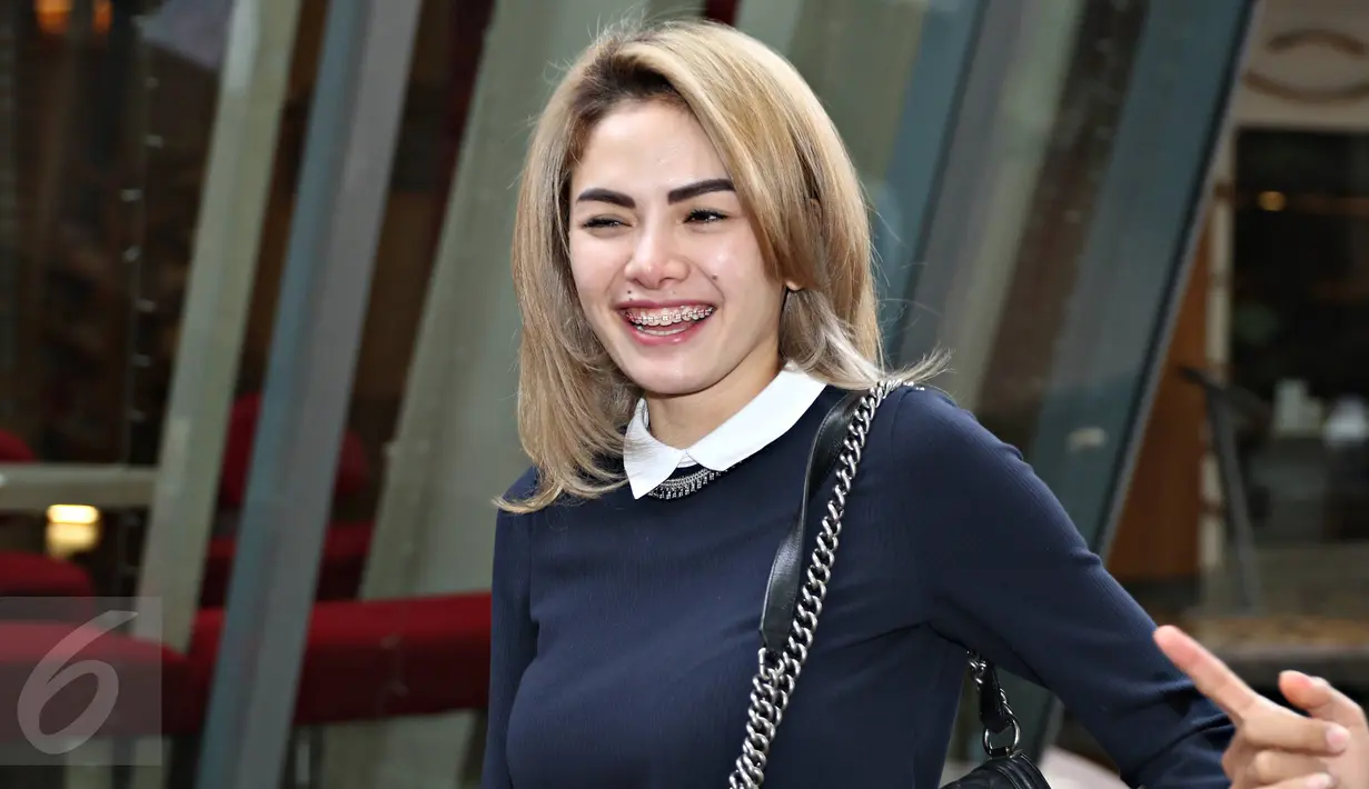 Ekspresi Nikita Mirzani usai mendapatkan uang Rp.100 Juta dari Vidio.com, Jakarta, Rabu (27/1/2016). Nikita mengaku sangat bersyukur mendapat uang sebanyak itu dan meminta penggemarnya untuk terus menonton videonya (Liputan6.com/Immanuel Antonius)