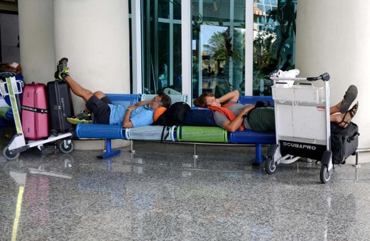 Kegelisahan penumpang di Ngurah Rai batal terbang karena abu Raung