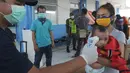 Petugas memeriksa suhu tubuh warga yang ingin menuju wilayah Sukabumi saat sterilisasi kendaraan di Terminal Cicurug, Sukabumi, Jawa Barat, Minggu (12/4/2020). Proses sterilisasi ini dilakukan untuk mencegah penyebaran virus corona COVID-19. (merdeka.com/Arie Basuki)