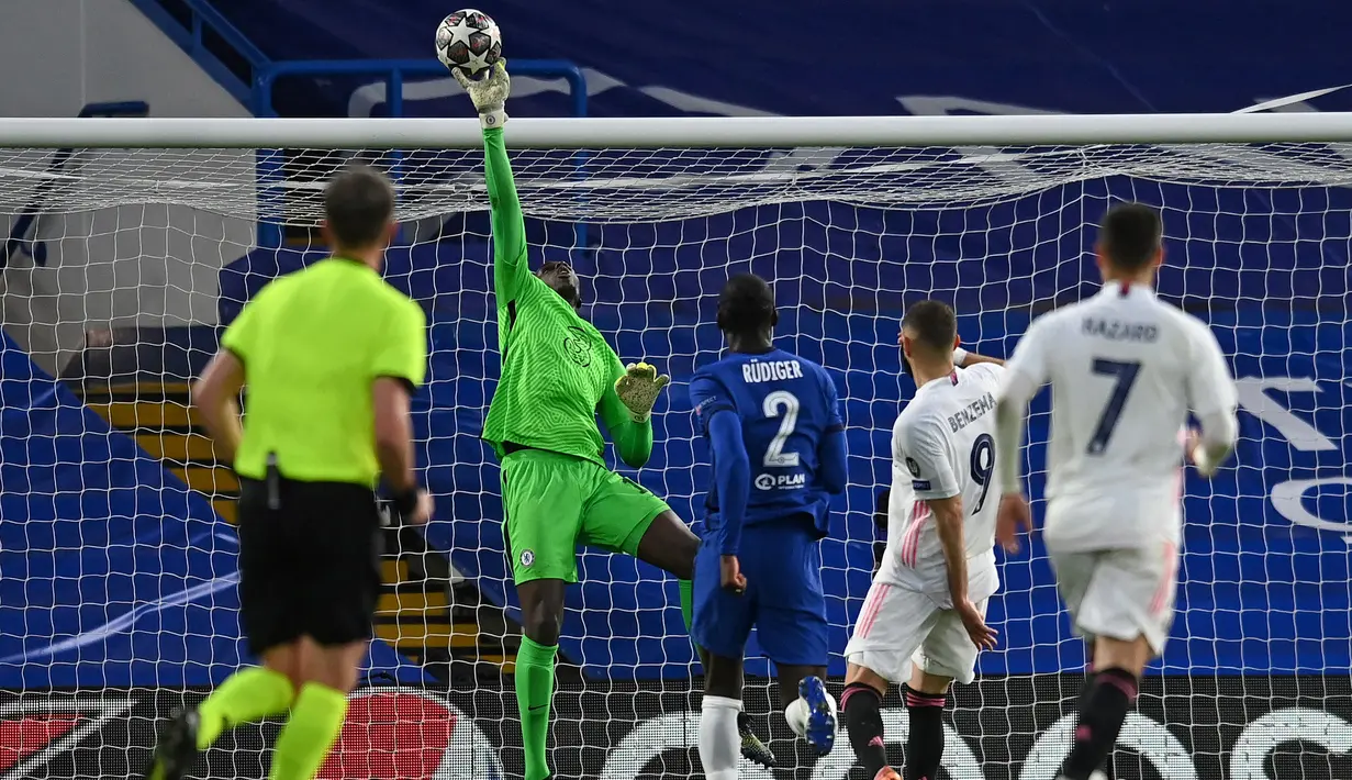 Edouard Mendy. Kiper Chelsea ini mencetak rekor baru dengan membuat 8 clean sheet, terbanyak dibandingkan klub Inggris lainnya dalam satu musim Liga Champions. (AFP/Glyn Kirk)