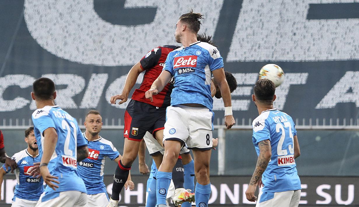 Pemain Napoli berebut bola dengan pemain Genoa pada laga lanjutan Seria A di Stadion Comunale Luigi Ferraris, Kamis (9/7/2020) dini hari WIB. Napoli menang 2-1 atas Genoa. (Tano Pecoraro/LaPresse via AP)