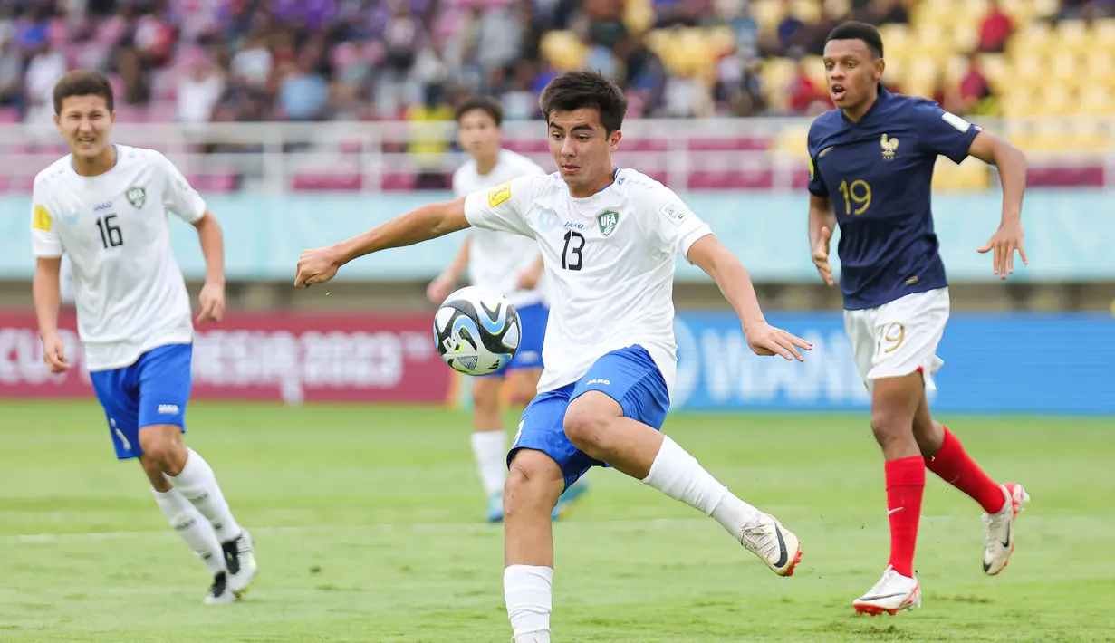 Pemain Timnas Uzbekistan U-17, Bekhrouz Djumatov berusaha menendang bola saat menghadapi Timnas Prancis U-17 pada laga perempat final Piala Dunia U-17 2023 di Stadion Manahan, Solo, Sabtu (25/11/2023). (Doc. LOC WCU17/NFL)