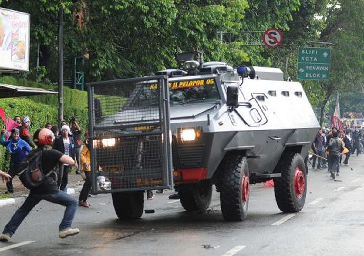 Bentrok demonstran vs polisi di DPR