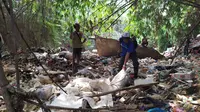 Prajurit TNI AD bersama unsur masyarakat dan Pemerintah Kota dan Kabupaten Bogor turun ke lapangan membersihkan tumpukan sampah yang sudah menggunung di tepi maupun aliran sungai. (Liputan6/Achmad Sudarno)