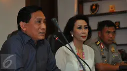 Ketua Panitia Seleksi Komjen Purn Imam Sudjarwo (kiri) memberikan keterangan pers di Kantor Kompolnas, Jakarta, Senin (15/2). ‎ Pansel Kompolnas mengumumkan memperpanjang pendaftaran calon anggota Kompolnas periode 2016-2020. (Liputan6.com/Faisal R Syam)