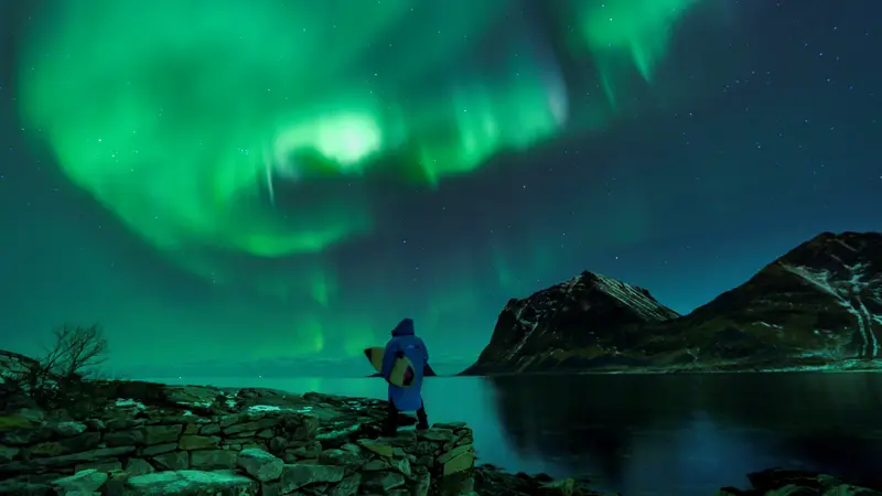 Cara Peselancar Nikmati Keindahan Aurora di Norwegia Utara