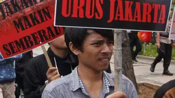 Massa dari Pergerakan Pemuda Jakarta (PPJ) melakukan aksi unjuk rasa di depan Balaikota, Jakarta, Senin (5/11). PPJ mengkritik realisasi rumah DP nol terkesan dipaksakan. (Merdeka.com/Arie Basuki)