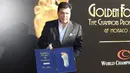 Bek Argentina, Daniel Passarella berpose dengan trofi Golden Foot miliknya, Monaco, Senin (21/9/2015). Golden Foot 2015 diraih lima orang yaitu Rinat Dasaev, Daniel Passarella, Gheorghe Hagi,  Trezeguet dan Eto'o. (AFP Photo/Valery Hache)