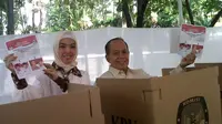 Dua menteri ini menyempatkan diri memberikan sumbangan kepada pengemis yang ada di sekitar Tempat Pemungutan Suara 01 Kelurahan Senayan