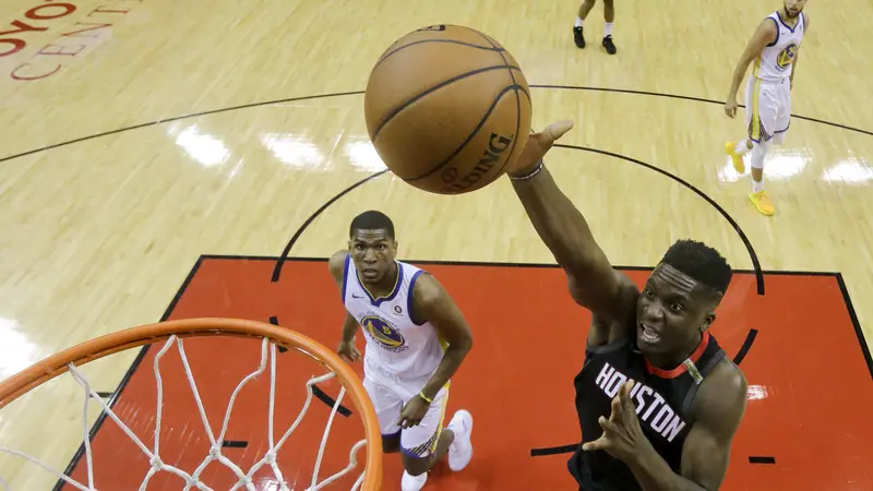 Clint Capela melakukan dunk saat Rockets mengalahkan Warriors di gim kelima final Wilayah Barat NBA