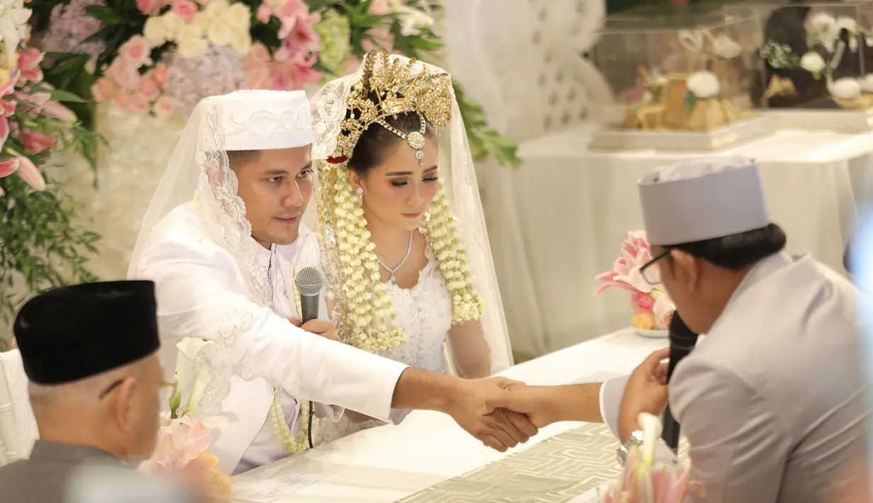 "Hari ini luar biasa deg-degannya, lebih-lebih dari syuting. Sampai 2 kali (akad), Sebenernya udah siap sih. Tapi sempet ke-distract sama penghulunya," ungkap Puadin Redi seusai menjalani akad nikah Minggu (16/10/2016). (Galih W. Satria/Bintang.com)
