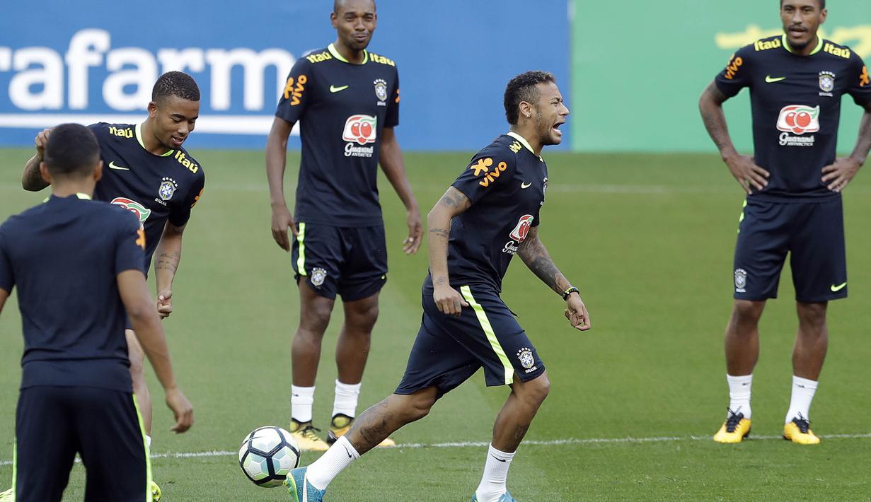 Striker Brasil, Neymar, bercanda bersama rekannya saat mengikuti sesi latihan bersama timnas Brasil jelang laga kualifikasi piala dunia 2018 di Porto Alegre, Brasil, Selasa (29/8/2017). Brasil akan berhadapan dengan Ekuador. (AP/Andre Penner)