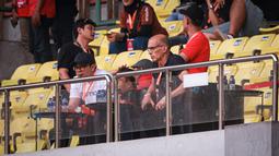 Kandidat pelatih Arema FC, Fernando Valente (kanan) ditemani General Manager Arema FC, Muhammad Yusrinal Fitriandi menyaksikan laga pekan kesembilan BRI Liga 1 2023/2024 di Stadion Patriot Candrabhaga, Bekasi, Minggu (20/08/2023). (Bola.com/Bagaskara Lazuardi)