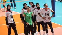 Para pemain tim bola voli putri Indonesia menunggu hasil keputusan video challenge saat menghadapi Vietnam pada laga semifinal cabor bola voli putri SEA Games 2023 menghadapi Vietnam di Olympic Complex Indoor Stadium, Phnom Penh, Kamboja, Sabtu(13/5/2023). Tim bola voli putri Indonesia kalah 2-3 (25-21, 15-25, 25-16, 22-25 dan 12-15). (Bola.com/Abdul Aziz)