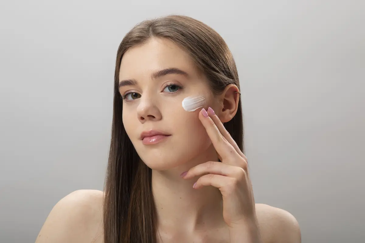 Kenali beberapa manfaat hybrid sunscreen yang bikin kulit tambah sehat