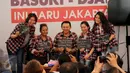 Sejumlah orang memakai kemeja kotak-kotak berfoto bersama calon gubernur DKI, Basuki Tjahaja Purnama (Ahok) di Rumah Lembang, Jakarta, Jumat (9/12). Mereka memberikan dukungan kepada Ahok untuk memimpin Jakarta. (Liputan6.com/Gempur M Surya)