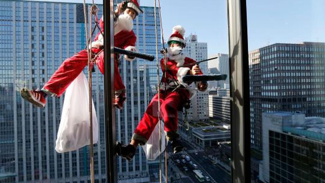 Santa Claus jadi petugas pembersih kaca gedung