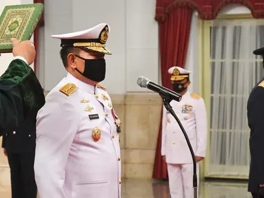 Laksamana TNI Yudo Margono (kiri) dan Marsekal TNI Fadjar Prasetyo (kanan) membaca sumpah saat dilantik menjadi Kepala Staf Angkatan Laut (KSAL) dan Kepala Staf Angkatan Udara (KSAU) di Istana Negara, Jakarta, Rabu (20/5/2020). (Dok. Hafidz Mubarak A/POOL)