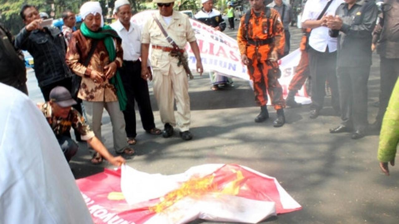 Peringati G30S, massa di Malang bakar bendera PKI
