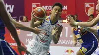 Pemain Satria Muda, Yosua (tengah) saat melewati hadangan pemain Bimasakti pada laga IBL Reguler Season di Hall A Senayan, Jakarta, Senin (11/1/2016). Satria Muda menang 55-33. (Bola.com/Nicklas Hanoatubun)