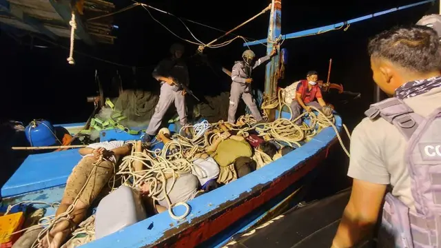 Bakamla RI/ Indonesia Coast Guard kembali berhasil menangkap Kapal Ikan Asing Berbendera Vietnam dengan menggunakan KN Pulau Dana-323 di Perairan Natuna. (Foto: Liputan6.com/Bakamla)