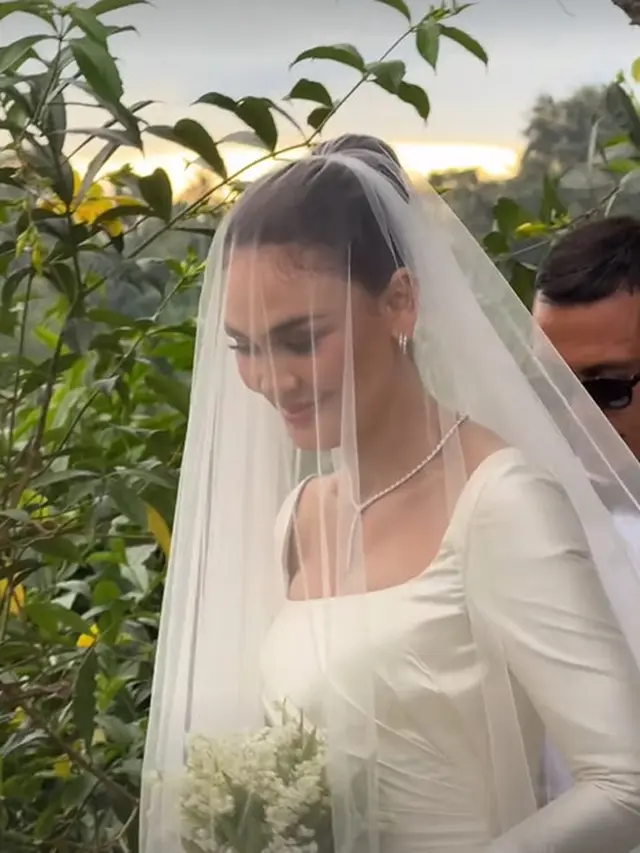 Ucap Sumpah Pernikahan, Luna Maya Tampil Cantik Bak Princess dengan Gaun Pengantin Klasik