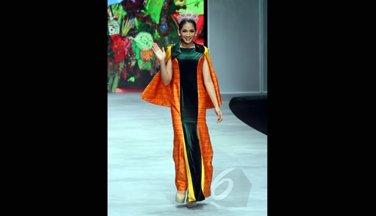 Puteri Indonesia 2015, Anindya Kusuma Putri tampil dalam pagelaran Indonesia Fashion Week 2015 mengenakan karya Priscilla Saputro yang bertema 'Novum Etno: Colorful Banyuwangi' di JCC Senayan, Jakarta, Sabtu (28/2). (Liputan6.com/Panji Diksana)