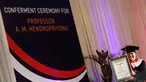 Jenderal TNI (Purn) Hendropriyono menunjukkan sertifikat Rekor Muri saat acara pengukuhan Guru Besar bidang Intelijen (Liputan6.com/Faizal Fanani).
