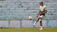 Pagar Tembok, Rahasia di Balik Dahsyatnya Dua Kaki Bek Arema Ahmad Alfarizi   