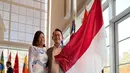 Rasa bangga menyelimuti Titi Radjo Padmaja ketika mendampingi suaminya wisuda di Harvard University.  (Instagram/titiradjopadmaja).