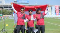 Tim panahan Indonesia diperkuat oleh Ahmad Khoirul Baasith, Arif Dwi Pangestu, dan Riau Ega Agata Salsabilla menyabet medali emas nomor recurve beregu putra di SEA Games 2025, di Bangkok, Rabu (17/12/2025). (Bola.com/Bagaskara Lazuardi)