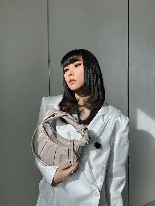 Makin berkelas, Isyana melengkapi penampilannya dengan salah satu tas koleksi terbaru dari TUMI. [@isyanasarasvati]