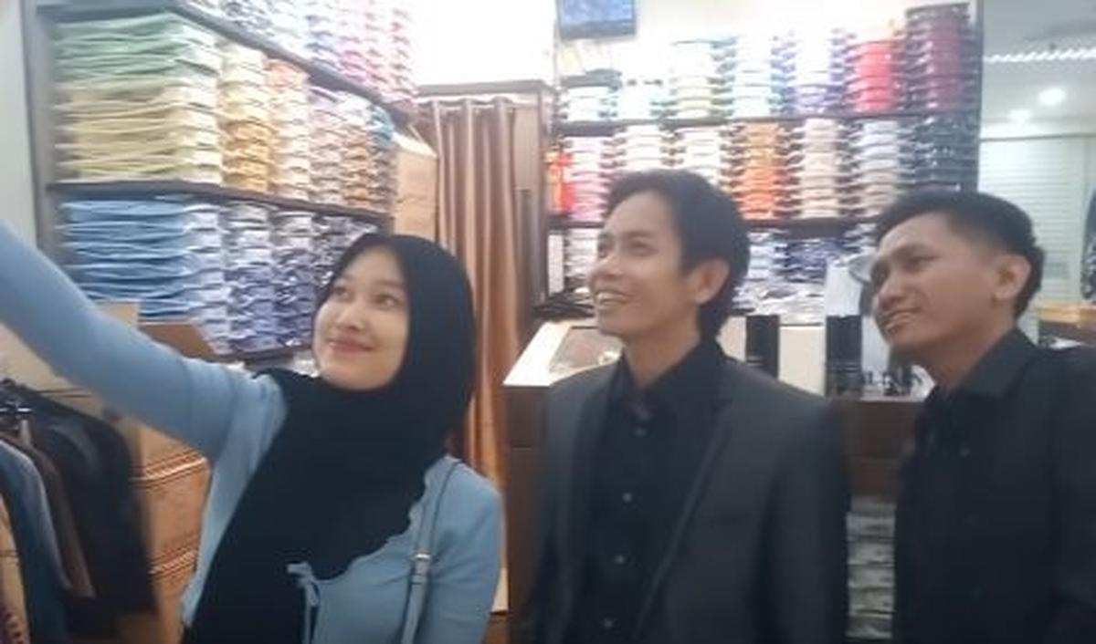 Pengunjung lainnya kemudian turut serta meminta foto bersama Pegi dan Toni. <br>