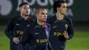 Penyerang Portugal Joao Felix (kanan), bek Portugal Pepe (tengah) dan bek Portugal Raphael Guerreiro menghadiri sesi latihan di Lisbon, Rabu (16/11/2022). Cristiano Ronaldo dipastikan absen dalam pertandingan uji coba Portugal vs Nigeria, 18 November 2022 dini hari WIB, karena mengalami gastritis atau sakit lambung. (CARLOS COSTA / AFP)