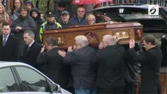 Puluhan fan, ibunda dan saudara kandung menyambut kedatangan Jenazah Dolores 'The Cranberries' saat tiba di gereja St Joseph, Irlandia.